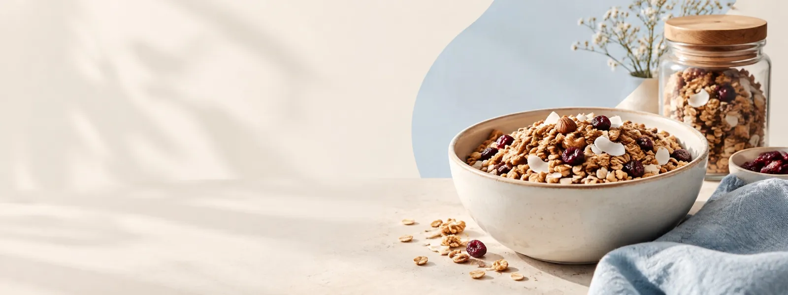 Granola artesanal servida en un bowl